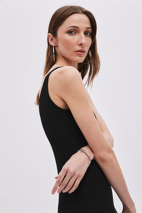 YIRTMAÇ DETAYLI ASKILI MİDİ TRİKO ELBİSE