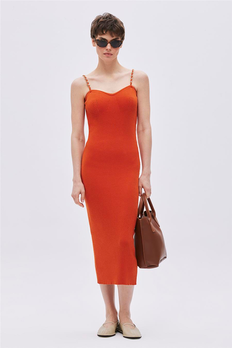 TURUNCU ZİNCİR ASKILI TRİKO ELBİSE