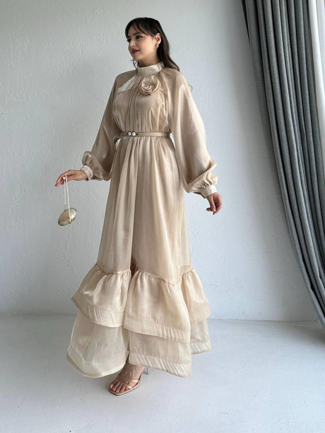 Gül Broşlu Organze Elbise Bej