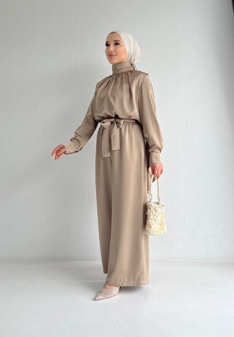Pelerinli Saten Takım Bej | Moda AlaPelerinli Saten Takım Bej