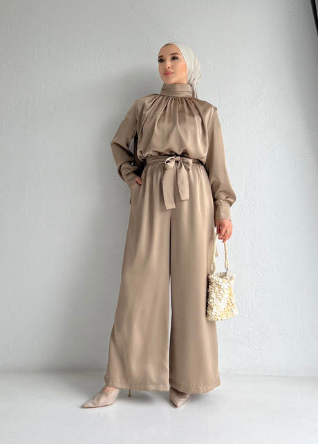 Pelerinli Saten Takım Bej | Moda AlaPelerinli Saten Takım Bej