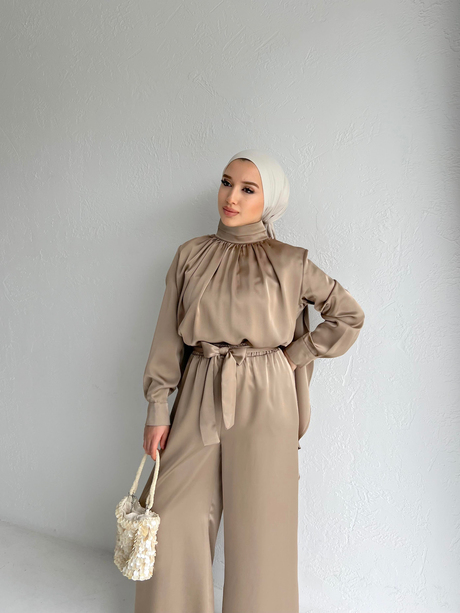 Pelerinli Saten Takım Bej | Moda AlaPelerinli Saten Takım Bej