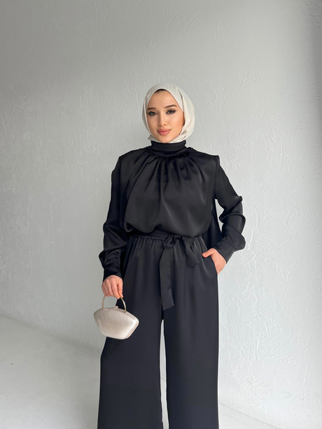 Pelerinli Saten Takım Siyah | Moda AlaPelerinli Saten Takım Siyah