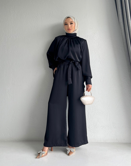 Pelerinli Saten Takım Siyah | Moda AlaPelerinli Saten Takım Siyah