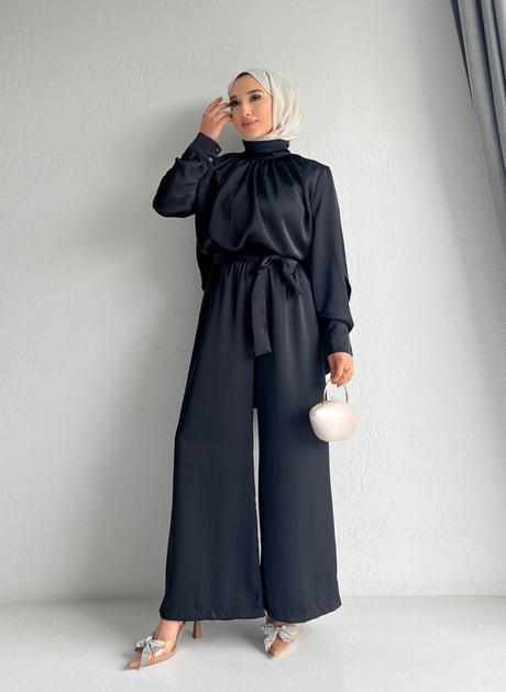 Pelerinli Saten Takım Siyah | Moda AlaPelerinli Saten Takım Siyah