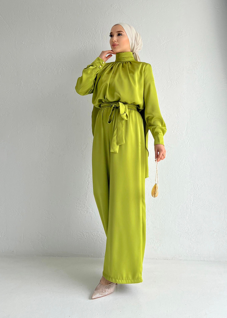 Pelerinli Saten Takım Yeşil | Moda AlaPelerinli Saten Takım Yeşil