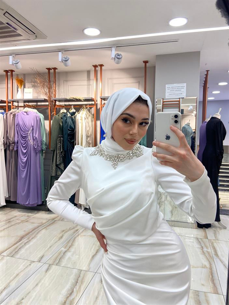 Yakası Taşlı Saten Büzgülü Abiye Beyaz