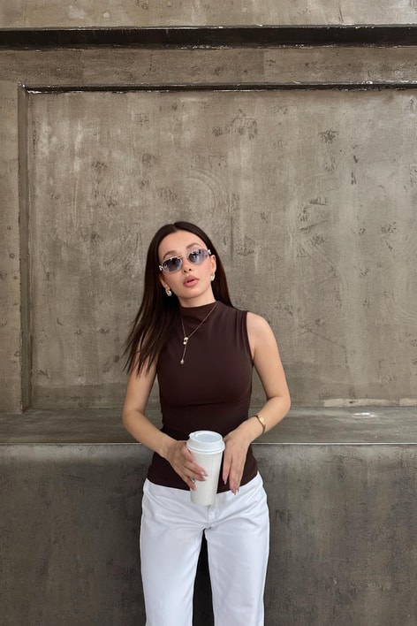 Dik Yaka Basic Kolsuz Bluz Kahve
