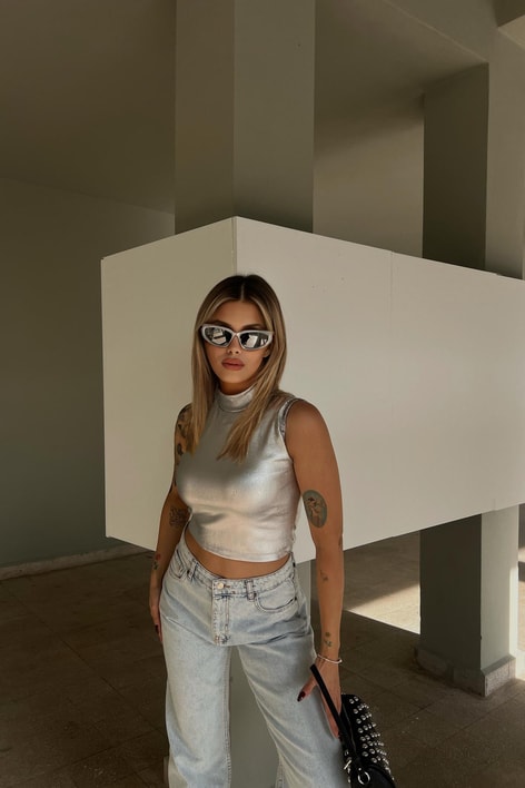 Dik Yaka Sıfır Kol Varaklı Bluz Gümüş