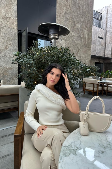 Tek kol kürk detay bluz Ekru