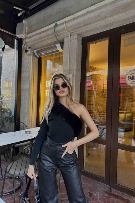 Tek kol kürk detay bluz Siyah