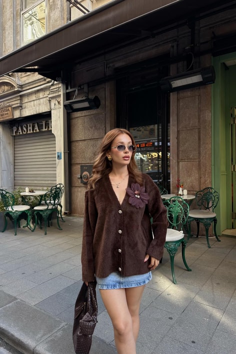 Broş Çiçek Detaylı Yumoş Hırka Kahve