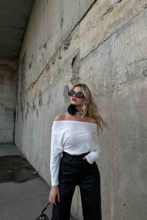 Kayık Yaka Asimetrik Bluz Ekru