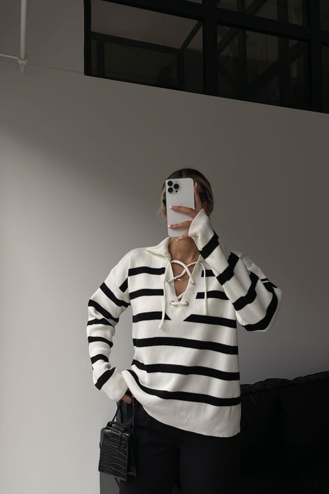 Yakası Bağcıklı Çizgili Triko Kazak Krem