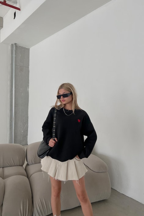 Mini Kalp Nakışlı Sweatshirt Siyah