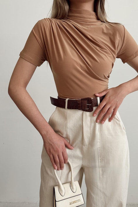 Dik Yaka Büzgülü Kısa Kol Bluz Camel