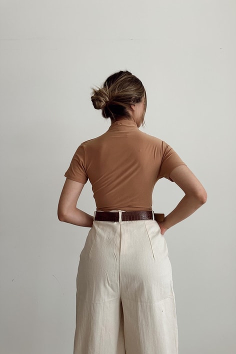 Dik Yaka Büzgülü Kısa Kol Bluz Camel