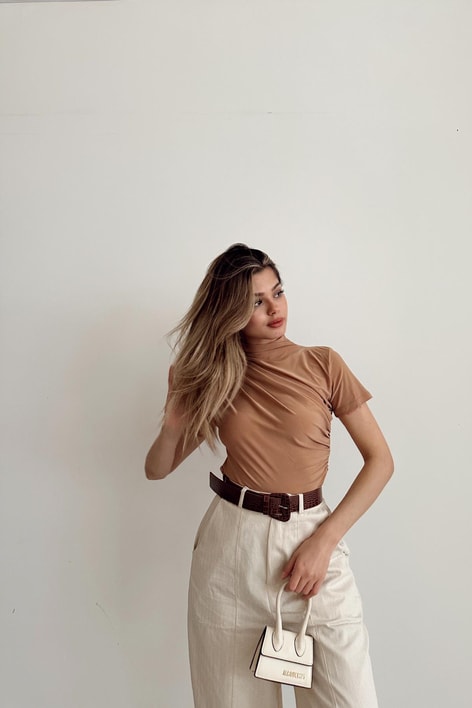 Dik Yaka Büzgülü Kısa Kol Bluz Camel