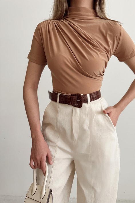 Dik Yaka Büzgülü Kısa Kol Bluz Camel