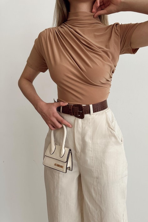 Dik Yaka Büzgülü Kısa Kol Bluz Camel