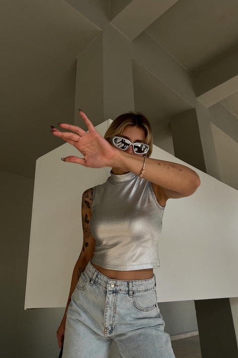 Dik Yaka Sıfır Kol Varaklı Bluz Gümüş