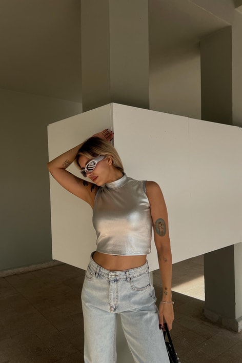 Dik Yaka Sıfır Kol Varaklı Bluz Gümüş