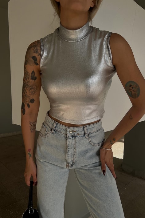 Dik Yaka Sıfır Kol Varaklı Bluz Gümüş