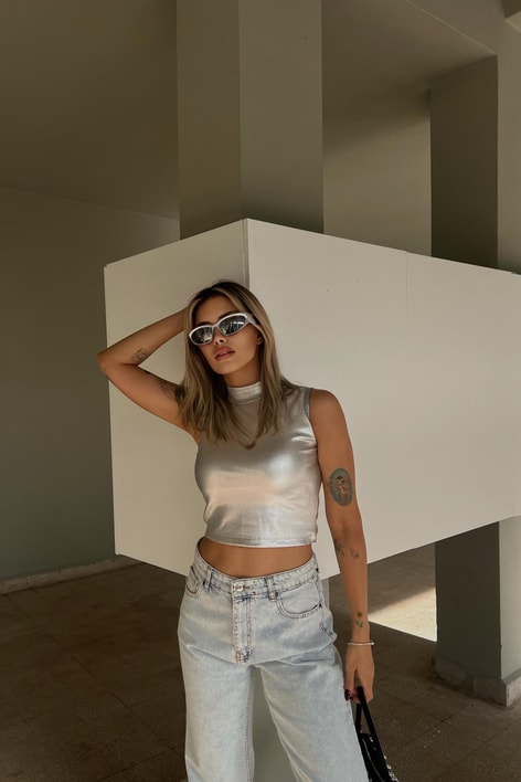 Dik Yaka Sıfır Kol Varaklı Bluz Gümüş