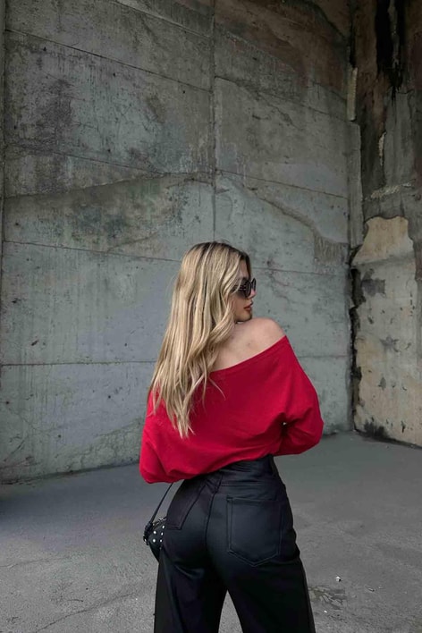 Kayık Yaka Asimetrik Bluz Kırmızı