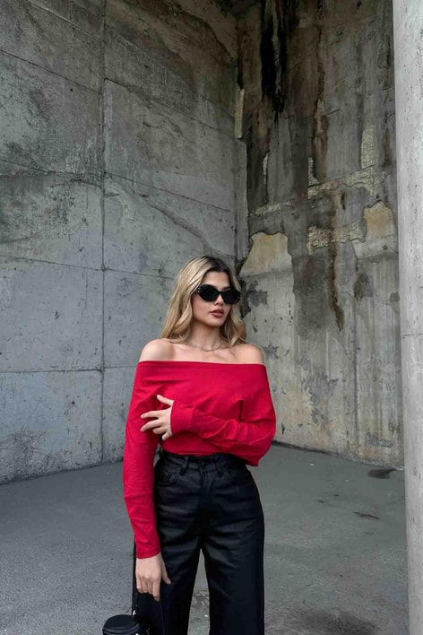 Kayık Yaka Asimetrik Bluz Kırmızı