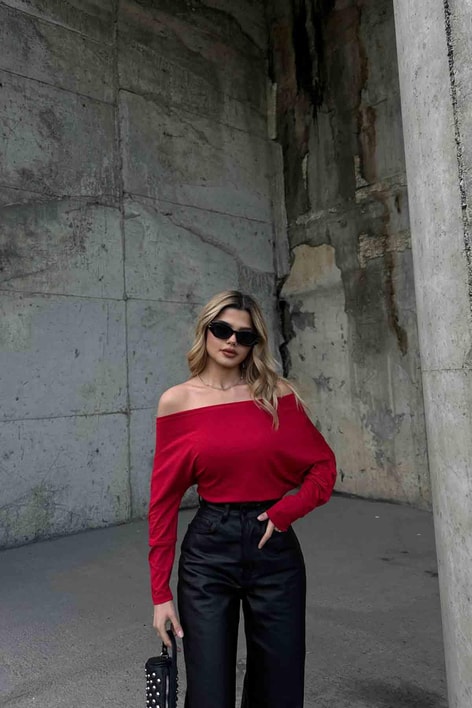 Kayık Yaka Asimetrik Bluz Kırmızı