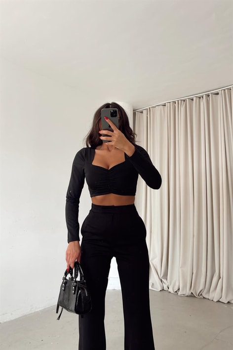 Ön Büzgülü Kalp Yaka Crop Bluz Siyah