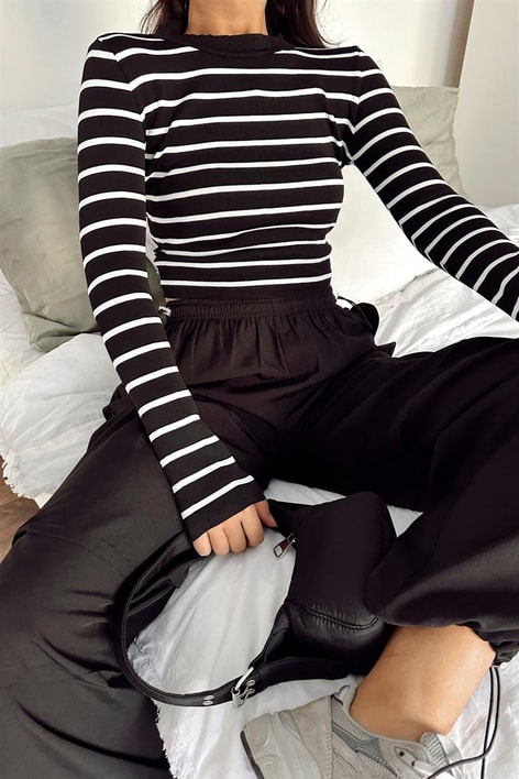 Ribana Yaka Çizgili Triko Bluz Siyah