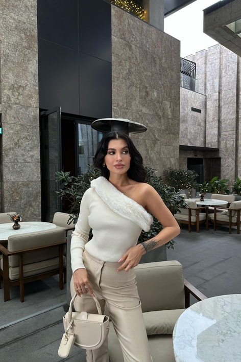 Tek kol kürk detay bluz Ekru