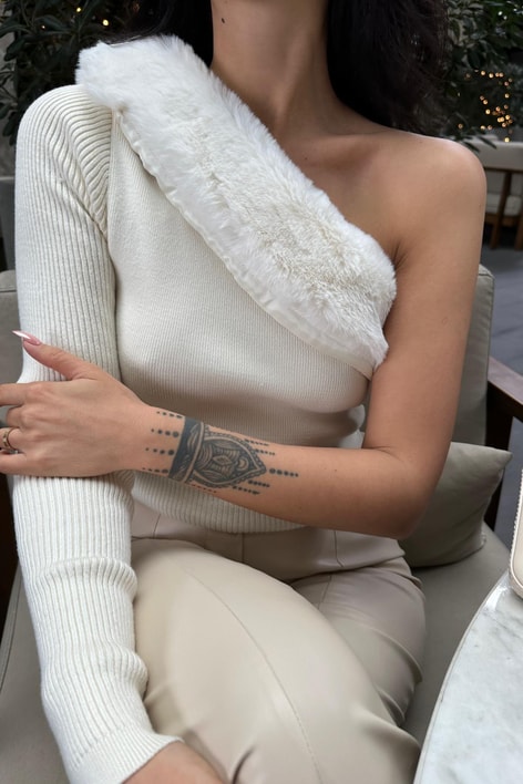 Tek kol kürk detay bluz Ekru