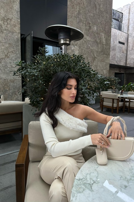 Tek kol kürk detay bluz Ekru