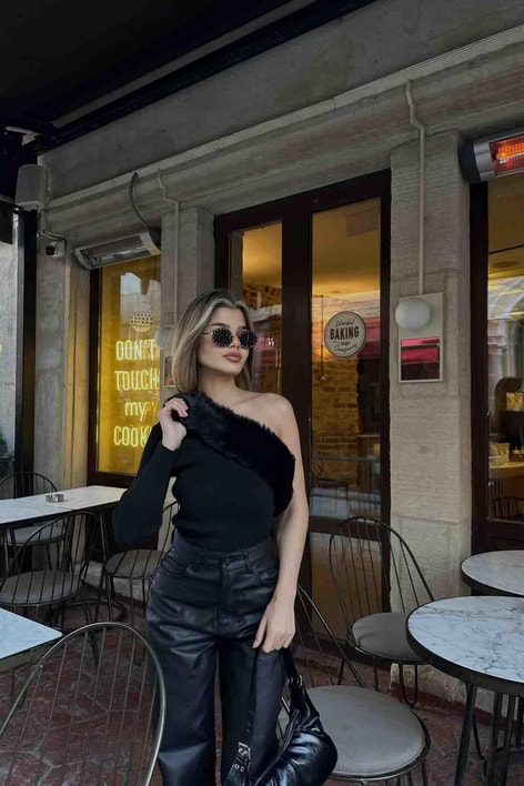 Tek kol kürk detay bluz Siyah