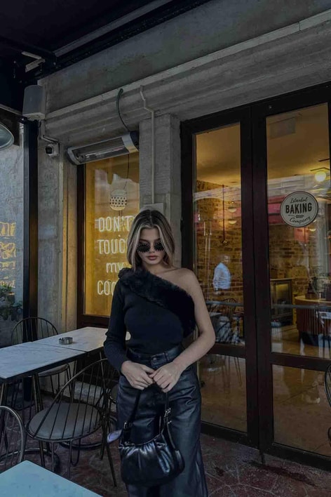 Tek kol kürk detay bluz Siyah