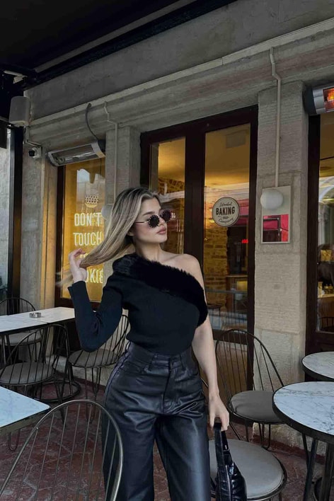 Tek kol kürk detay bluz Siyah