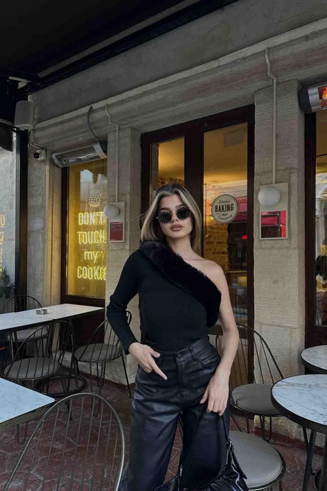 Tek kol kürk detay bluz Siyah