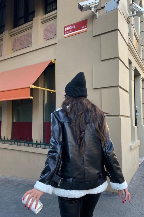 İçi Kürklü Kemer Detay Deri Ceket Siyah