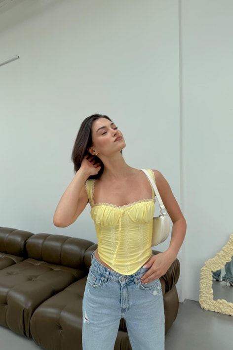 Helen Büstiyer Sarı