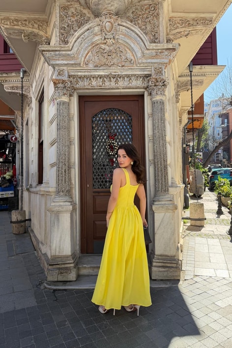 Büzgü Göğüs Detaylı Midi Elbise Sarı