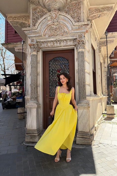 Büzgü Göğüs Detaylı Midi Elbise Sarı