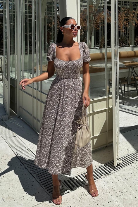 Çiçek Desenli Sırt Dekolteli Elbise Kahve