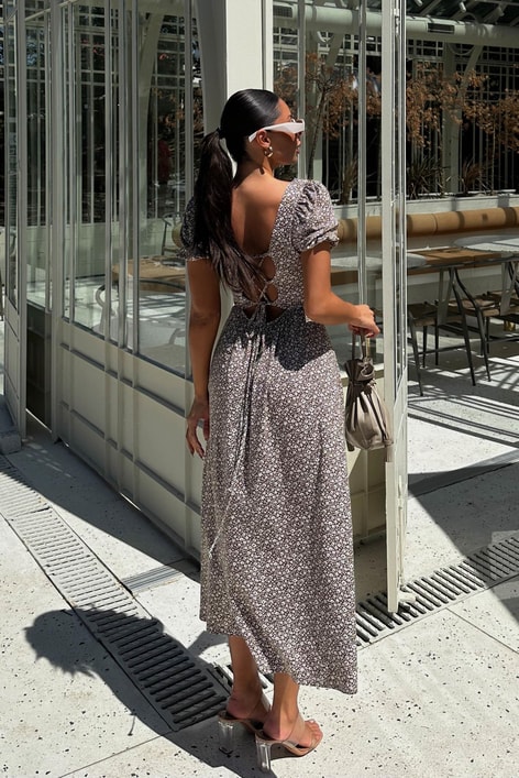 Çiçek Desenli Sırt Dekolteli Elbise Kahve