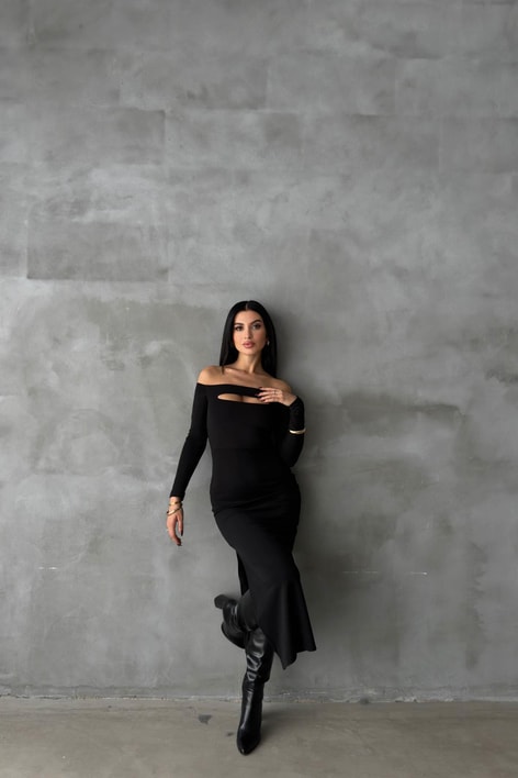 Göğüs Dekolteli Yırtmaçlı Elbise Siyah