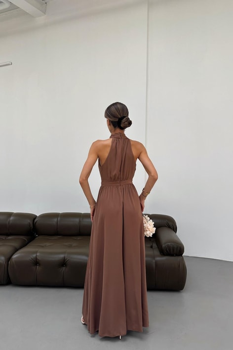 Halter Yaka Yırtmaçlı Şifon Elbise Kahve