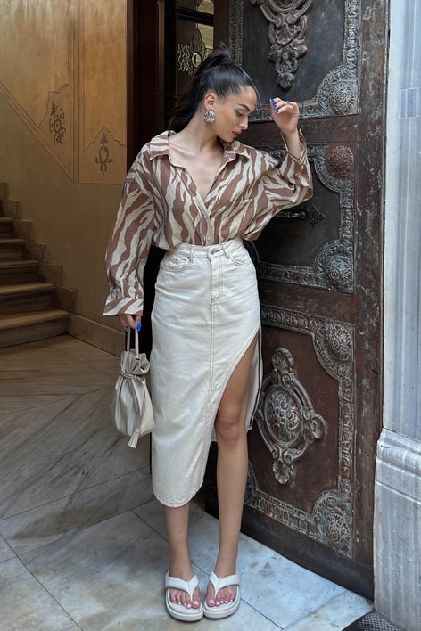 Asimetrik Yırtmaçlı Kot Etek Krem