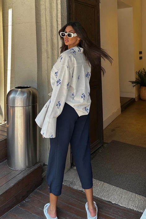 Çiçek İşlemeli Tek Cep Gömlek Beyaz